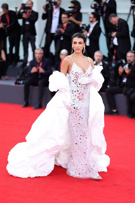 Giulia Salemi brilla a Venezia '80: sul red carpet sfila con l'abito di .